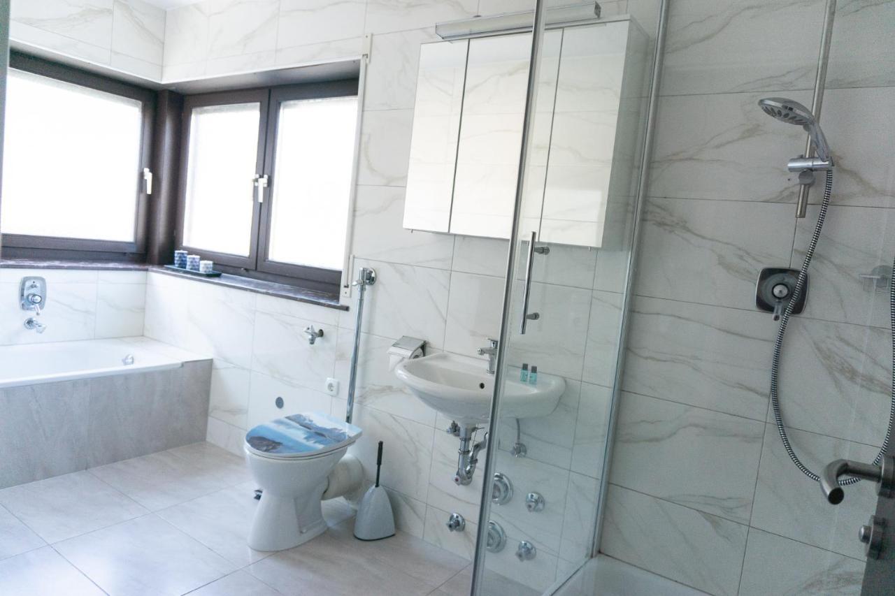 Eisberg Gaestehaus & De Luxe Appartements Friesenheim  Kültér fotó
